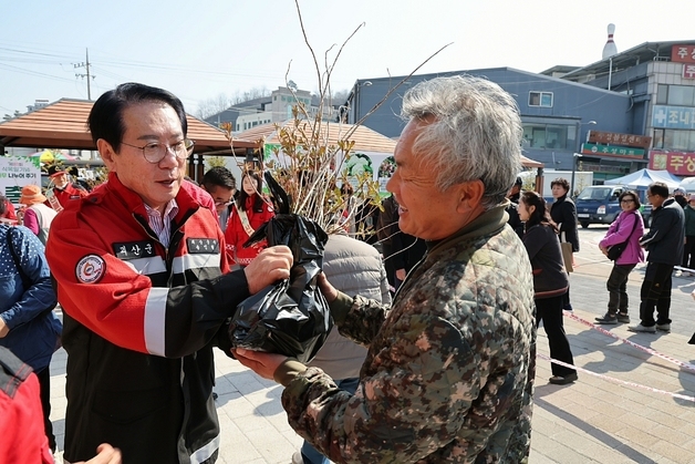 괴산군, 식목일 앞두고 나무 나눠주기 행사…2900그루 나눔