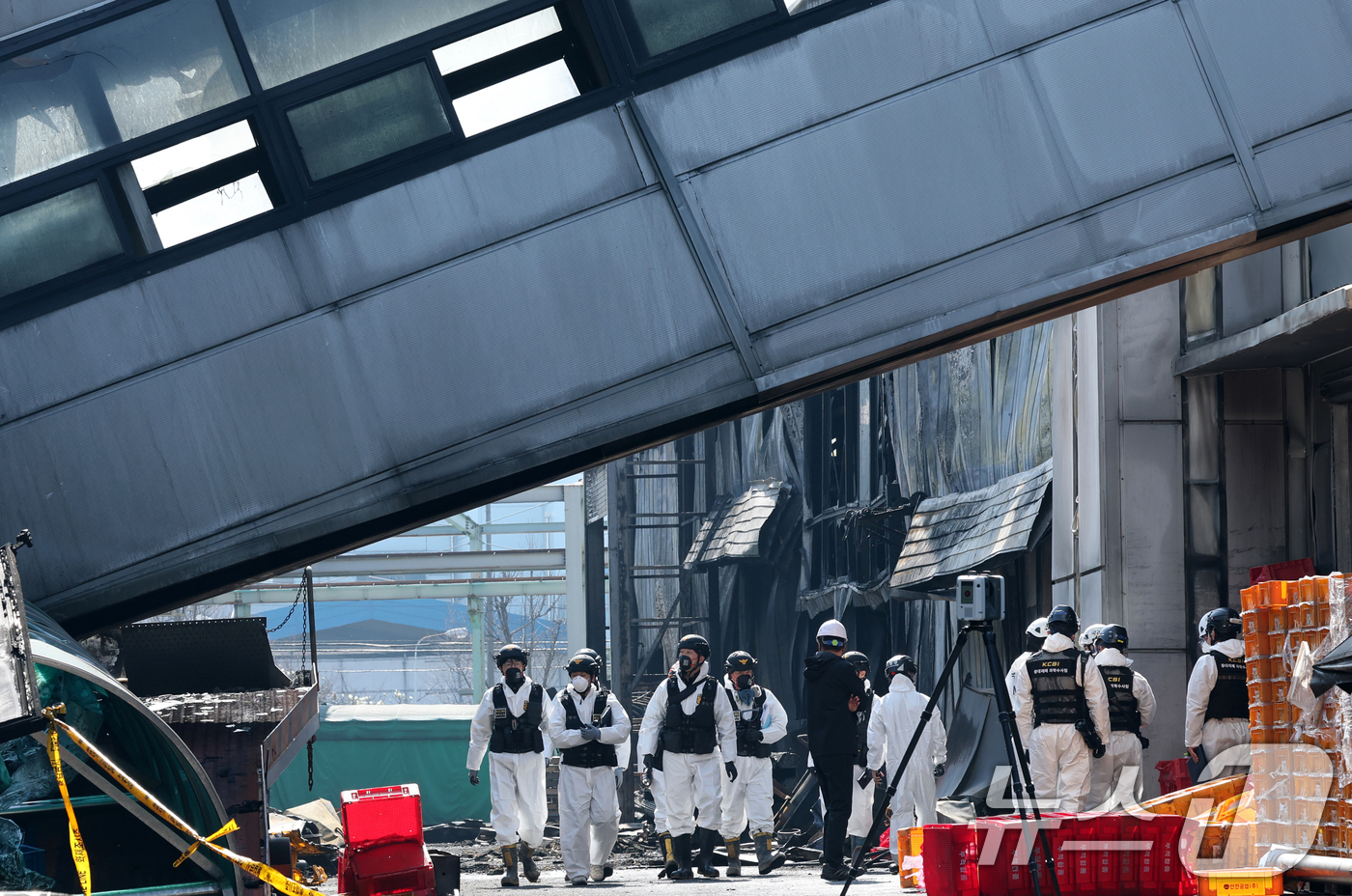 (대전=뉴스1) 김기태 기자 = 74명의 인명피해가 발생한 대전 안전공업 화재와 관련해 23일 경찰과 소방, 고용노동부와 국립과학수사원 등 관계 기관이 합동 감식을 하고 있다. 2 …