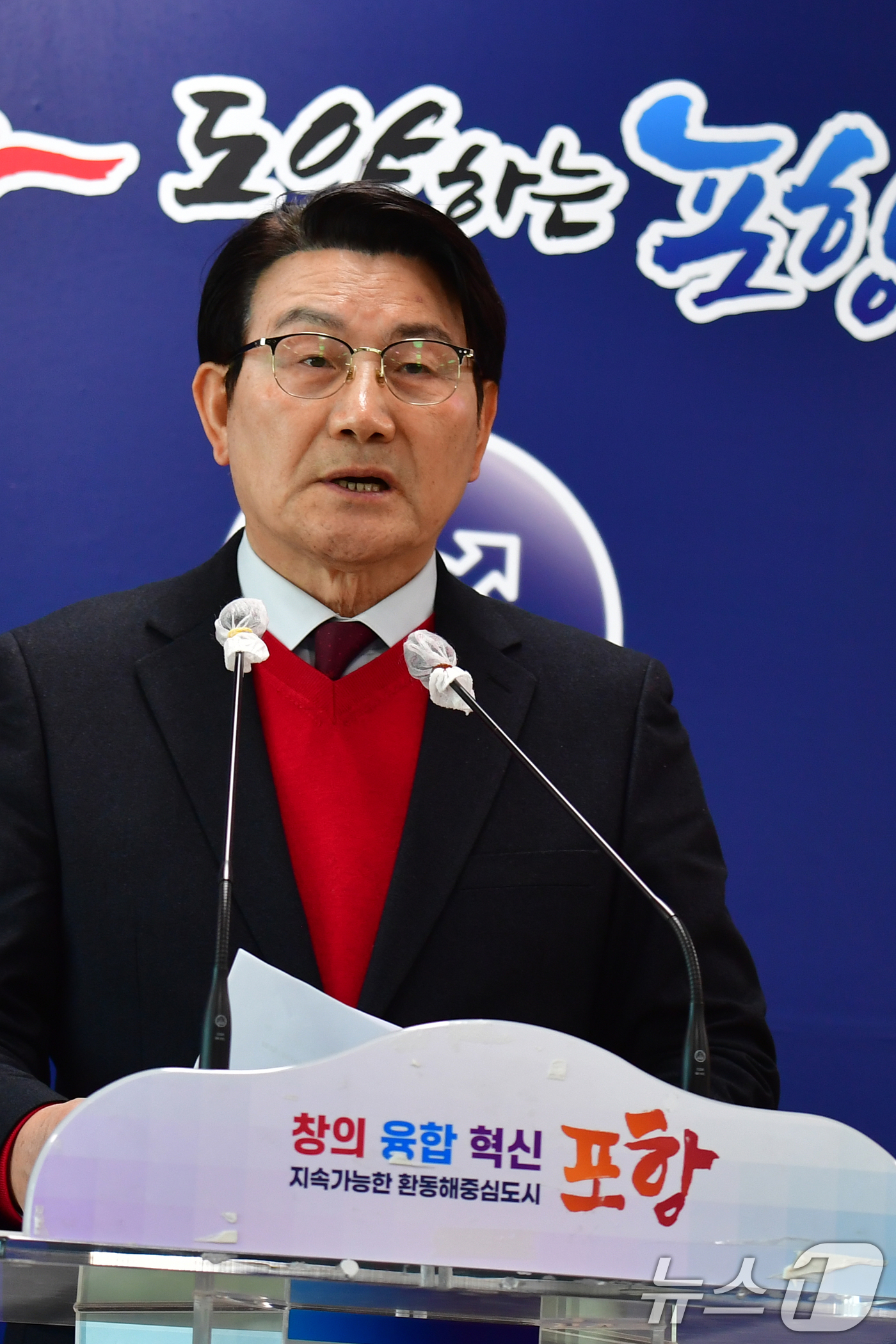 (포항=뉴스1) 최창호 기자 = 국민의힘 경북 포항시장 공천심사에서 탈락한 박승호 경북 포항시장 예비후보가 23일 포항시청 브리핑룸에서 기자회견을 열어 입장을 밝히고 있다.박 예비 …