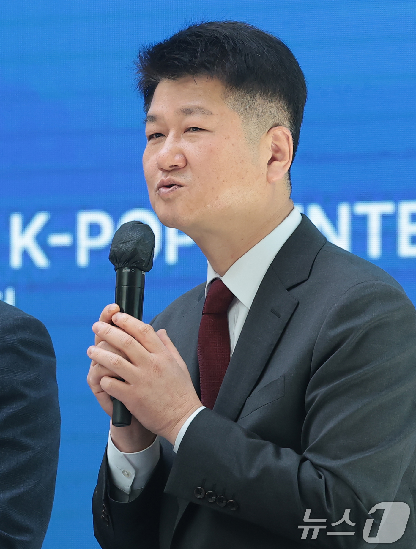 (서울=뉴스1) 권현진 기자 = 박성진 월드케이팝센터 대표가 23일 오전 서울 중구 크레스트72에서 열린 32개국 K팝 프로젝트 ‘클릭더스타’ 글로벌 파트너 계약 체결 및 제작발표 …