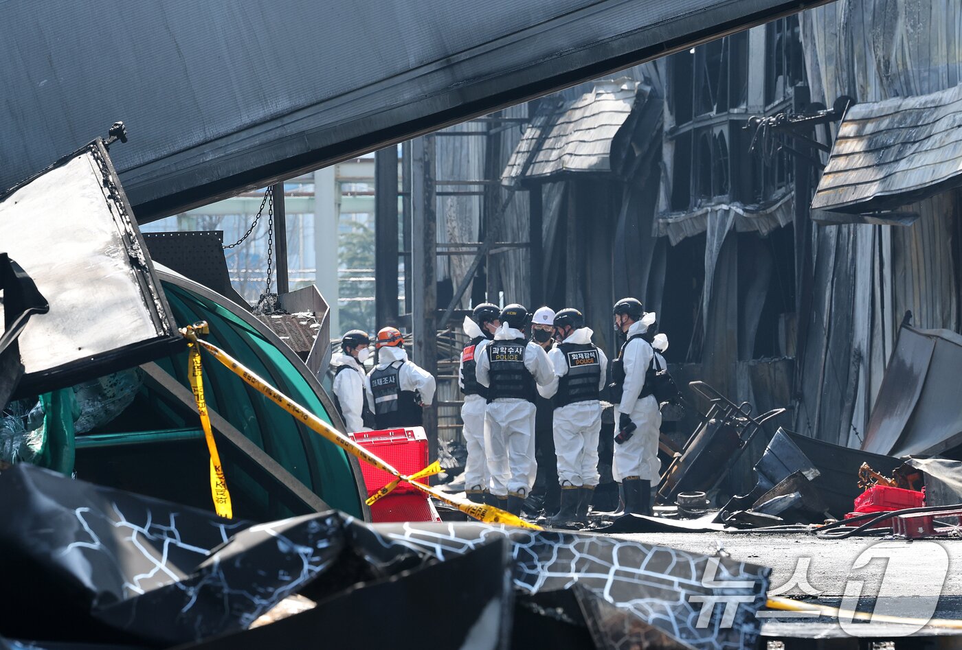 본문 이미지 - 74명의 인명피해가 발생한 대전 안전공업 화재와 관련해 23일 경찰과 소방, 고용노동부와 국립과학수사원 등 관계 기관이 합동 감식을 하고 있다. 2026.3.23 ⓒ 뉴스1 김기태 기자