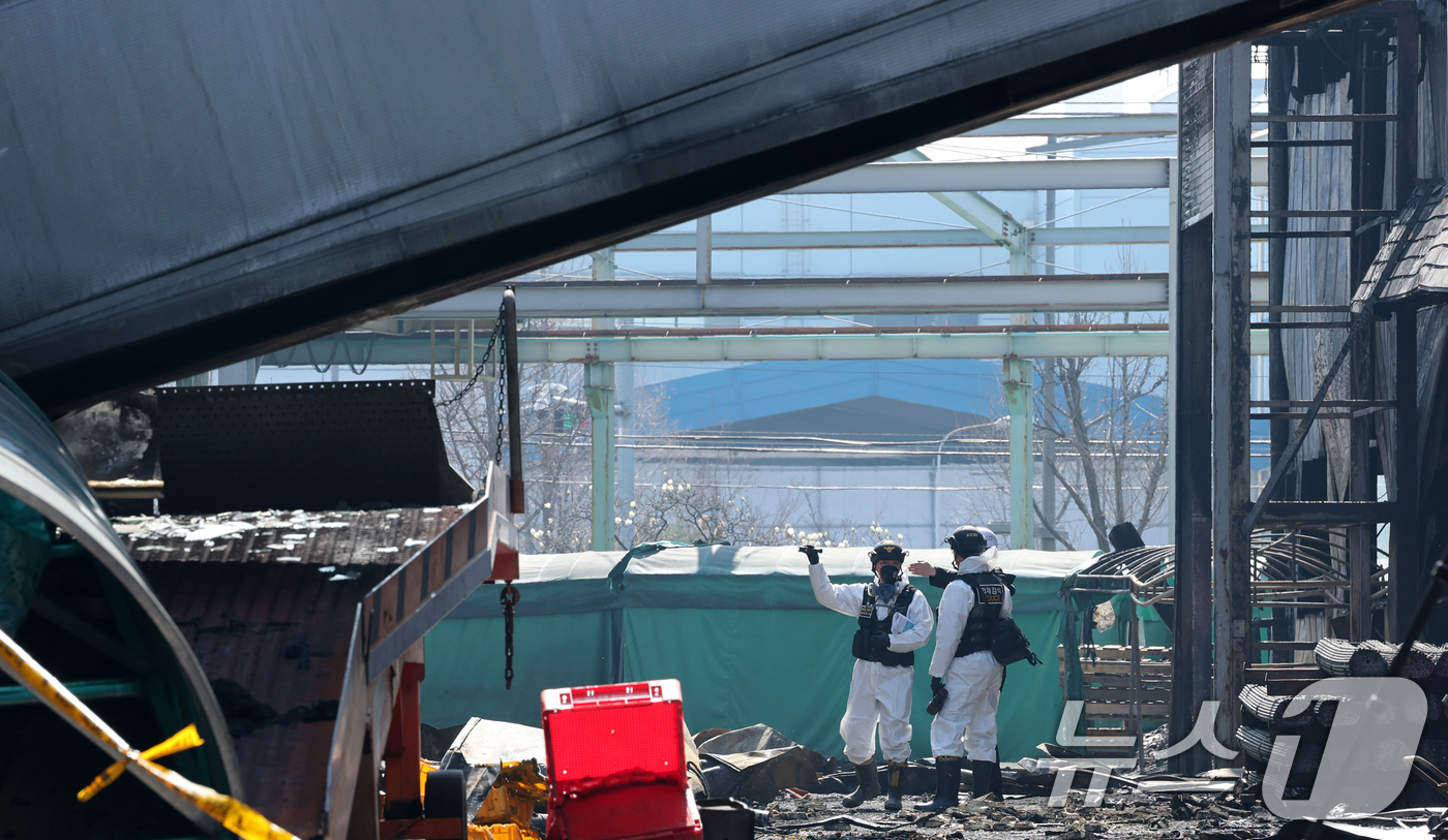 (대전=뉴스1) 김기태 기자 = 74명의 인명피해가 발생한 대전 안전공업 화재와 관련해 23일 경찰과 소방, 고용노동부와 국립과학수사원 등 관계 기관이 합동 감식을 하고 있다. 2 …