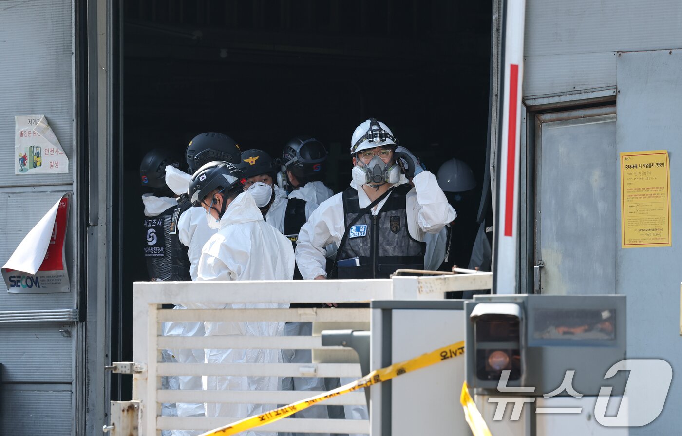 본문 이미지 - 74명의 인명피해가 발생한 대전 안전공업 화재와 관련해 23일 경찰과 소방, 고용노동부와 국립과학수사원 등 관계 기관이 합동 감식을 하고 있다. 2026.3.23 ⓒ 뉴스1 김기태 기자