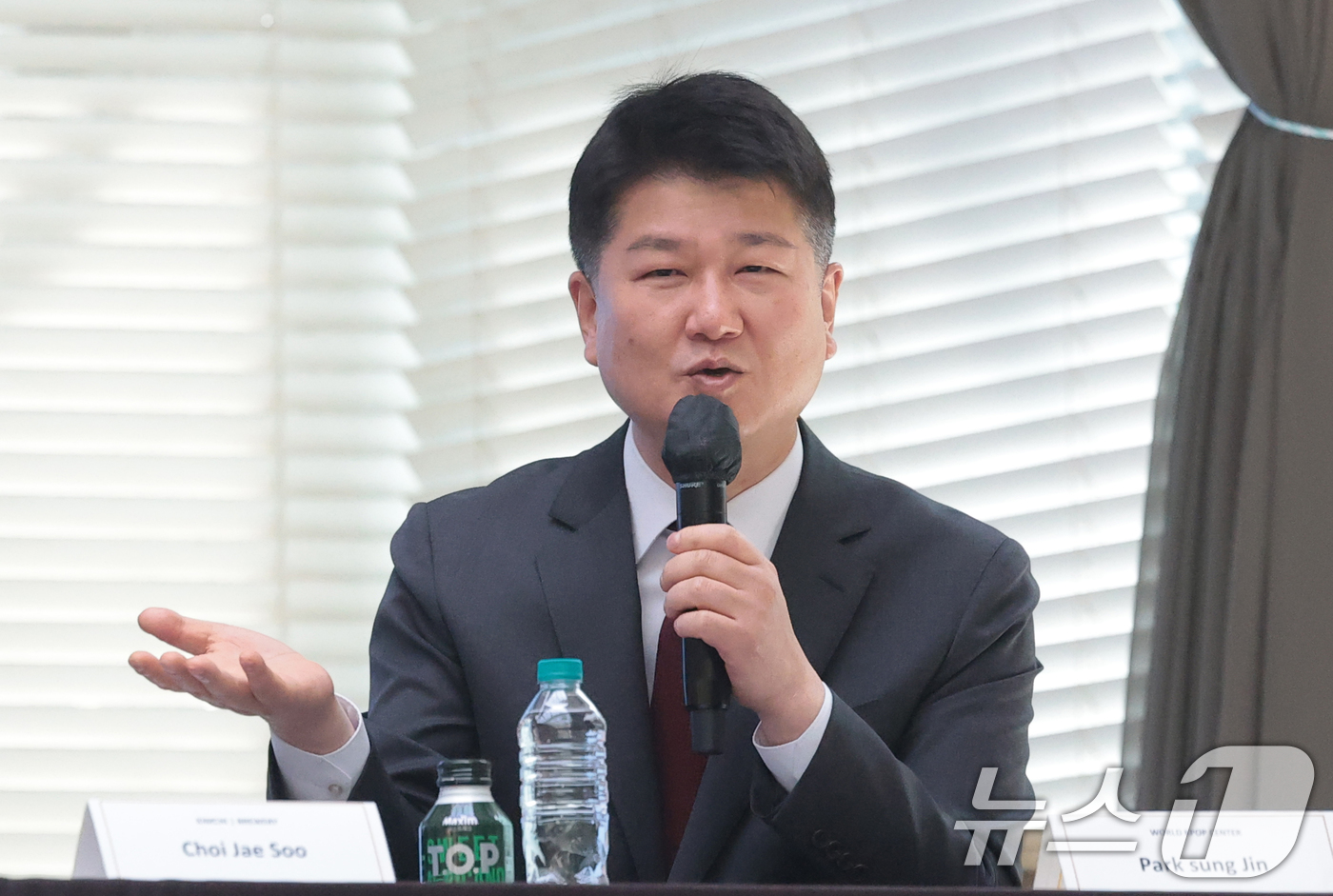 (서울=뉴스1) 권현진 기자 = 박성진 월드케이팝센터 대표가 23일 오전 서울 중구 크레스트72에서 열린 ‘클릭더스타’ 글로벌 파트너 계약 체결 및 제작발표회에 참석해 프로젝트를 …