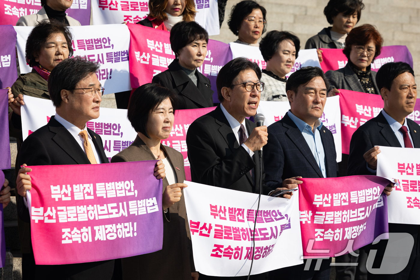 (서울=뉴스1) 유승관 기자 = 박형준 부산시장이 23일 서울 여의도 국회 본관 앞에서 '부산 글로벌허브도시 조성에 관한 특별법안' 제정을 촉구하고 있다. 2026.3.23/뉴스1 …