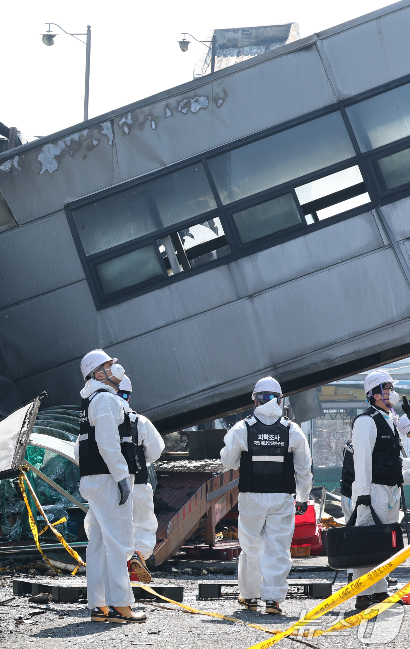 (대전=뉴스1) 김기태 기자 = 74명의 인명피해가 발생한 대전 안전공업 화재와 관련해 23일 경찰과 소방, 고용노동부와 국립과학수사원 등 관계 기관이 합동 감식을 하고 있다. 2 …