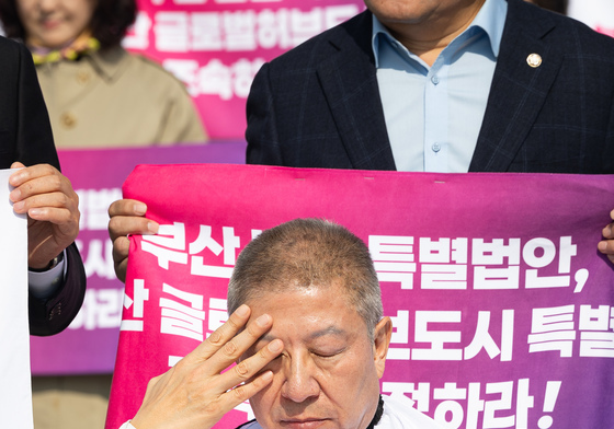 '부산글로벌허브특별법' 문턱 넘나…박형준vs전재수, 최대 수혜자는?