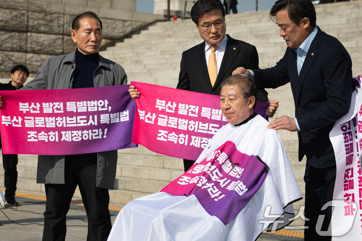 (서울=뉴스1) 유승관 기자 = 박형준 부산시장이 23일 서울 여의도 국회 본관 앞에서 '부산 글로벌허브도시 조성에 관한 특별법안' 제정을 촉구하며 삭발하고 있다. 2026.3.2 …