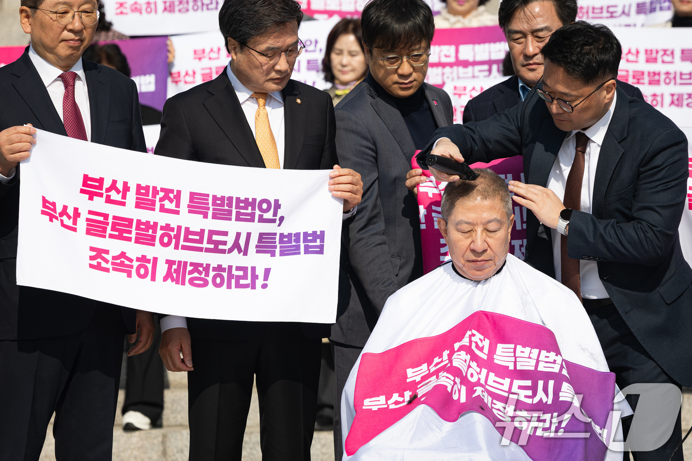 (서울=뉴스1) 유승관 기자 = 박형준 부산시장이 23일 서울 여의도 국회 본관 앞에서 '부산 글로벌허브도시 조성에 관한 특별법안' 제정을 촉구하며 삭발하고 있다. 2026.3.2 …