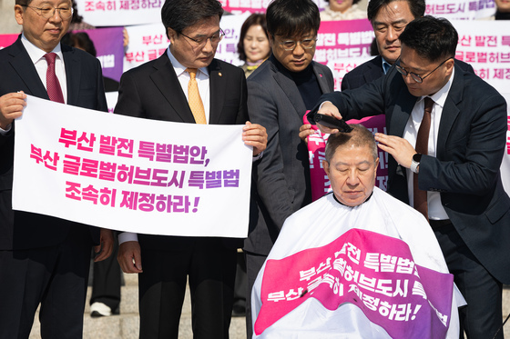 삭발하는 박형준 부산시장