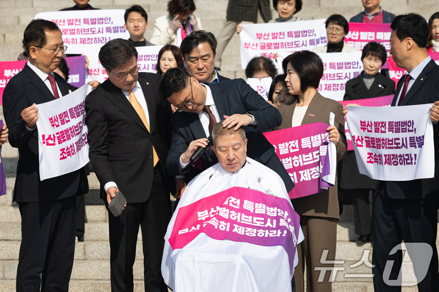 (서울=뉴스1) 유승관 기자 = 박형준 부산시장이 23일 서울 여의도 국회 본관 앞에서 '부산 글로벌허브도시 조성에 관한 특별법안' 제정을 촉구하며 삭발하고 있다. 2026.3.2 …