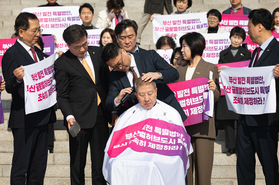 박형준 부산시장, 부산 발전 특별법 제정 촉구하며 삭발