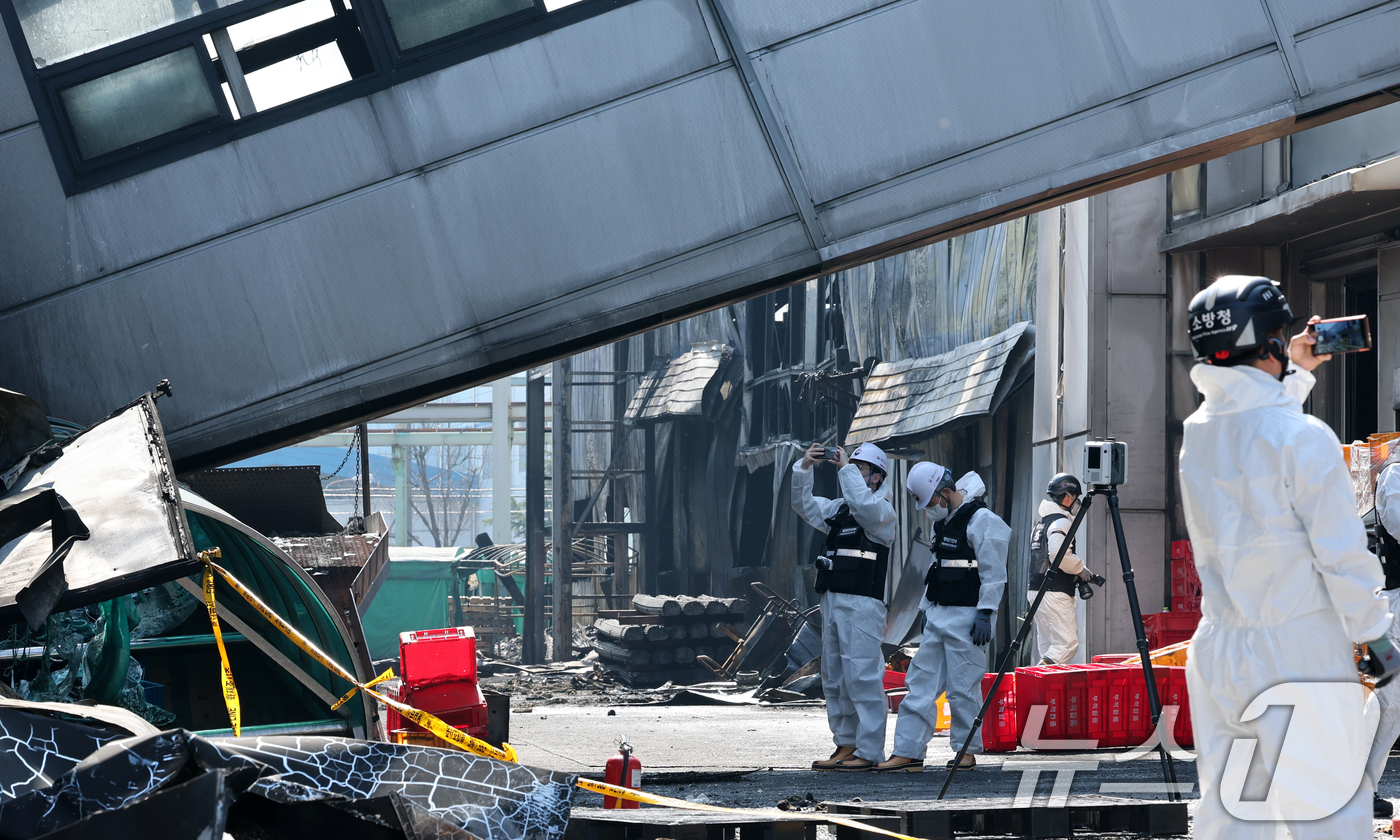 (대전=뉴스1) 김기태 기자 = 74명의 인명피해가 발생한 대전 안전공업 화재와 관련해 23일 경찰과 소방, 고용노동부와 국립과학수사원 등 관계 기관이 합동 감식을 하고 있다. 2 …