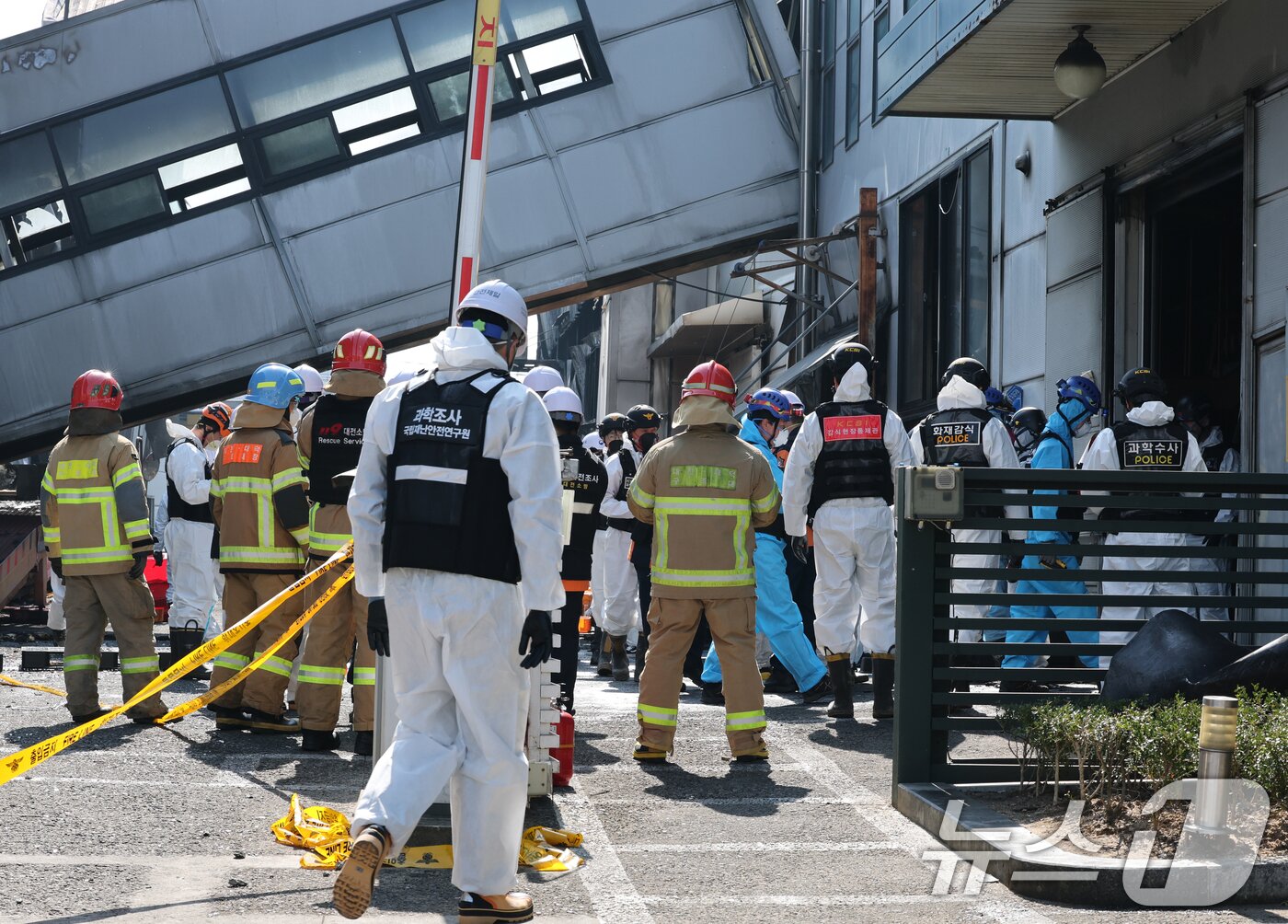 본문 이미지 - 74명의 인명피해가 발생한 대전 안전공업 화재와 관련해 23일 경찰과 소방, 고용노동부와 국립과학수사원 등 관계 기관이 합동 감식을 하고 있다. 2026.3.23 ⓒ 뉴스1 김기태 기자