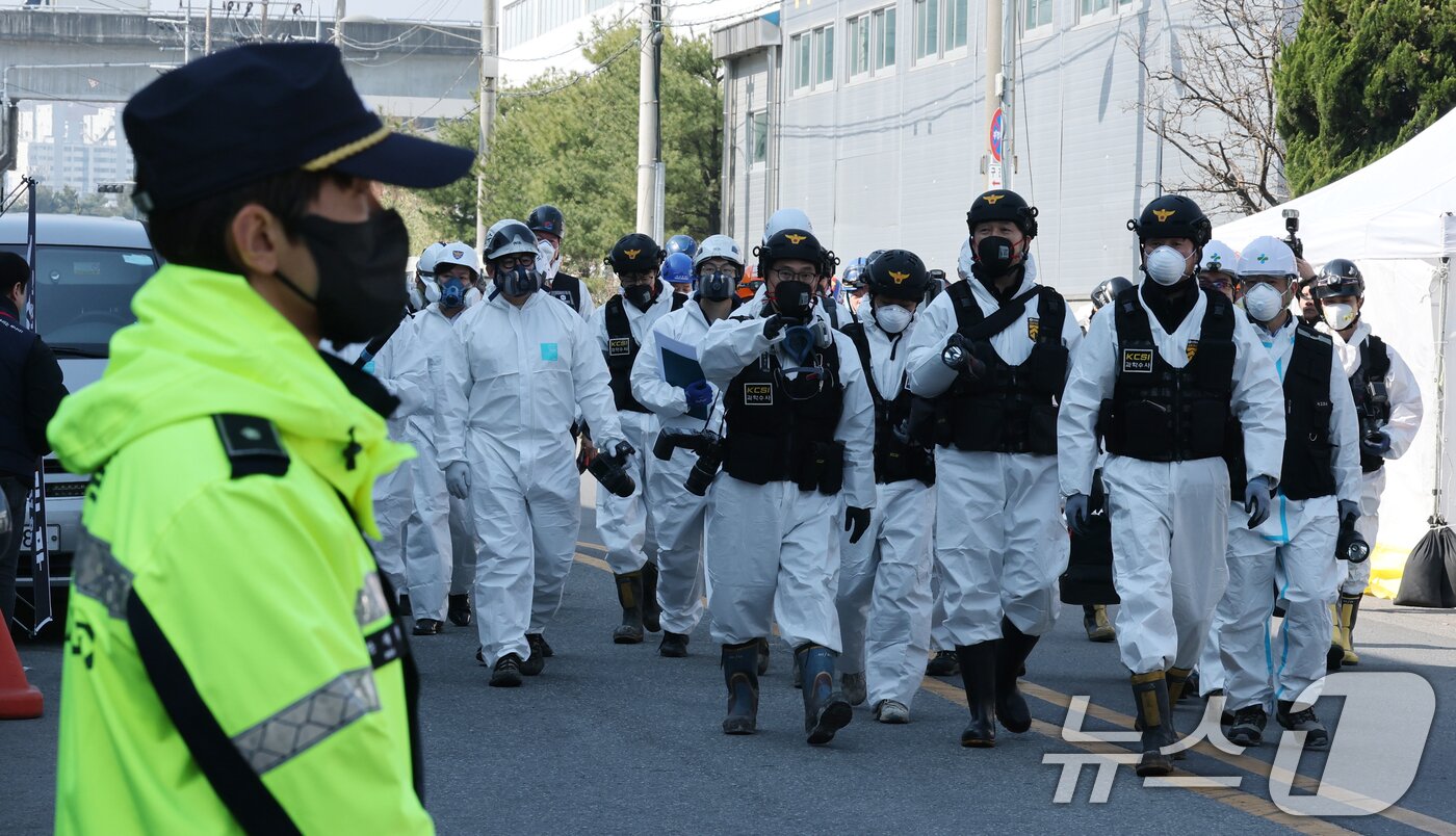본문 이미지 - 74명의 인명피해가 발생한 대전 안전공업 화재와 관련해 23일 경찰과 소방, 고용노동부와 국립과학수사원 등 관계 기관이 합동 감식을 하고 있다. 2026.3.23 ⓒ 뉴스1 김기태 기자