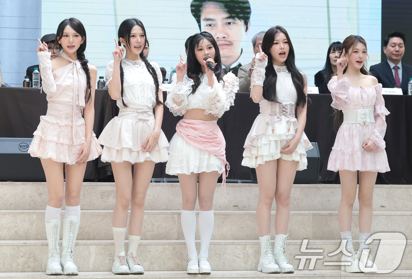 (서울=뉴스1) 권현진 기자 = 블링원(BLINGONE)  엘리(왼쪽부터)와 클로이, 케시, 라니, 카트리나가 23일 오전 서울 중구 크레스트72에서 열린 32개국 K팝 프로젝트 …