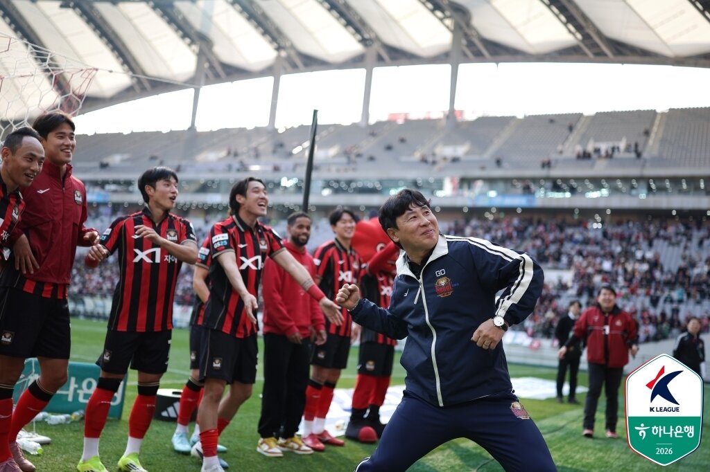 본문 이미지 - 지난해 야유를 들어야 했던 김기동 감독은 서울 팬들로부터 큰 환호를 받고 있다. (한국프로축구연맹 제공)