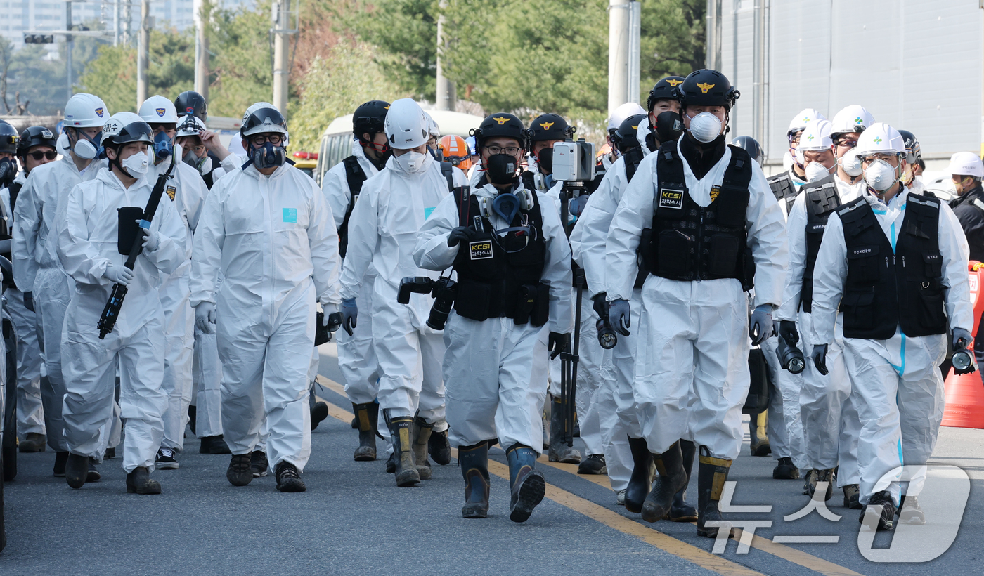 (대전=뉴스1) 김기태 기자 = 74명의 인명피해가 발생한 대전 안전공업 화재와 관련해 23일 경찰과 소방, 고용노동부와 국립과학수사원 등 관계 기관이 합동 감식을 하고 있다. 2 …