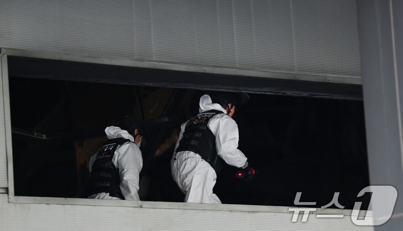 본문 이미지 - 74명의 인명피해가 발생한 대전 안전공업 화재와 관련해 23일 경찰과 소방, 고용노동부와 국립과학수사원 등 관계 기관이 합동 감식을 하고 있다. 2026.3.23 ⓒ 뉴스1 김기태 기자