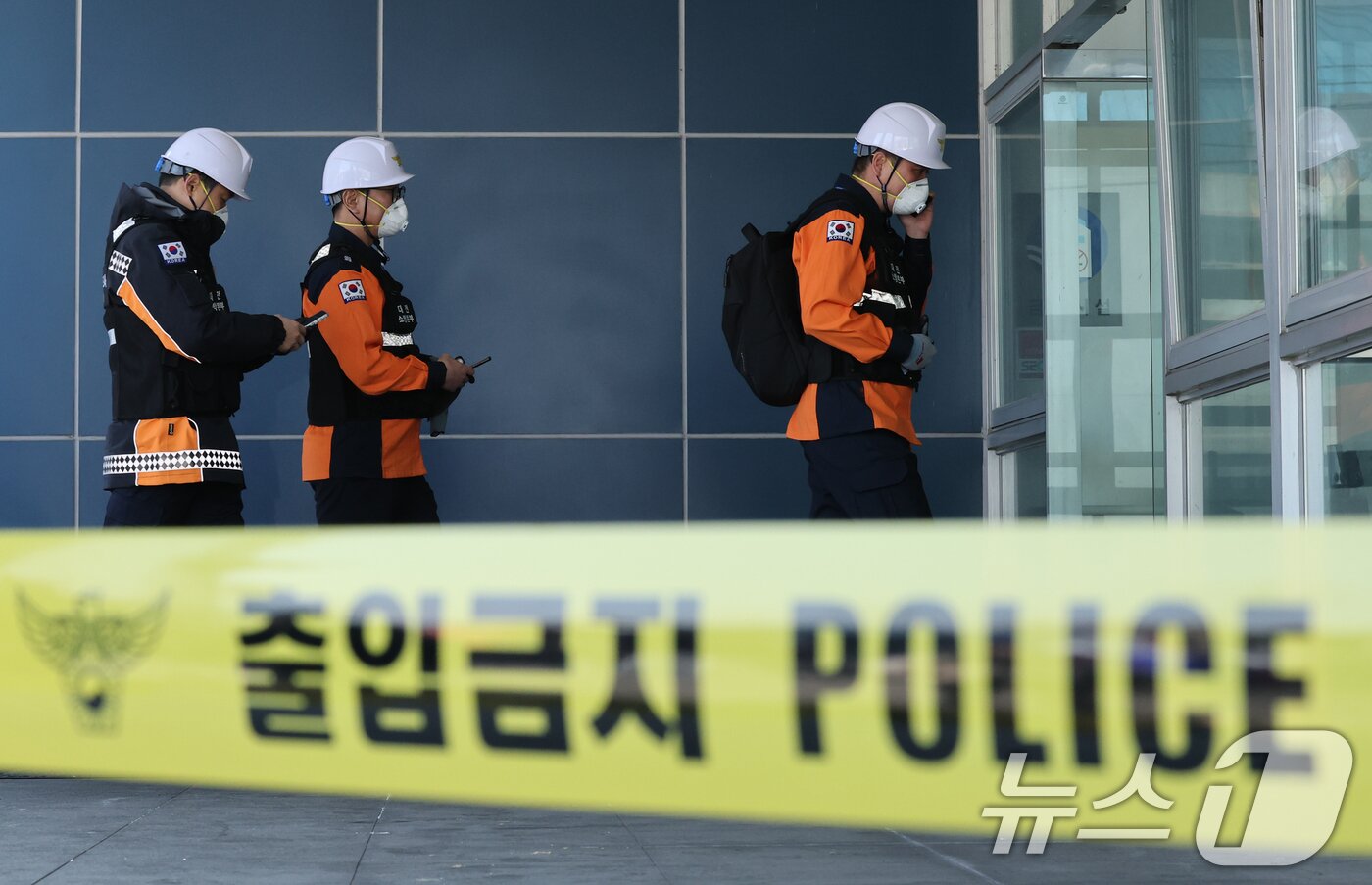 본문 이미지 - 74명의 인명피해가 발생한 대전 안전공업 화재와 관련해 23일 경찰과 소방, 고용노동부와 국립과학수사원 등 관계 기관이 합동 감식을 하고 있다. 2026.3.23 ⓒ 뉴스1 김기태 기자