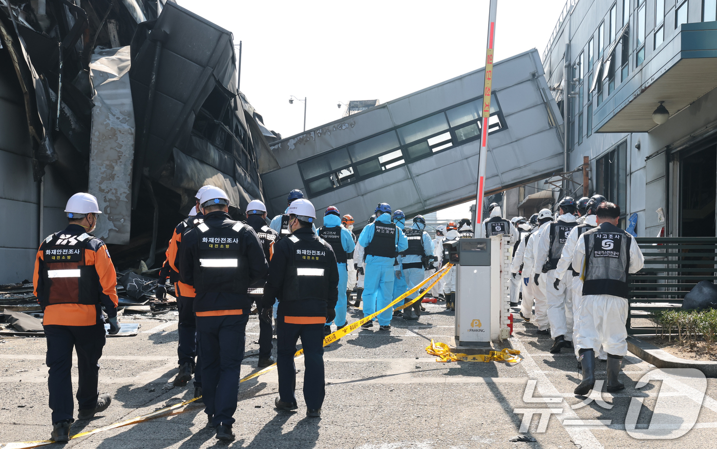 (대전=뉴스1) 김기태 기자 = 74명의 인명피해가 발생한 대전 안전공업 화재와 관련해 23일 경찰과 소방, 고용노동부와 국립과학수사원 등 관계 기관이 합동 감식을 하고 있다. 2 …