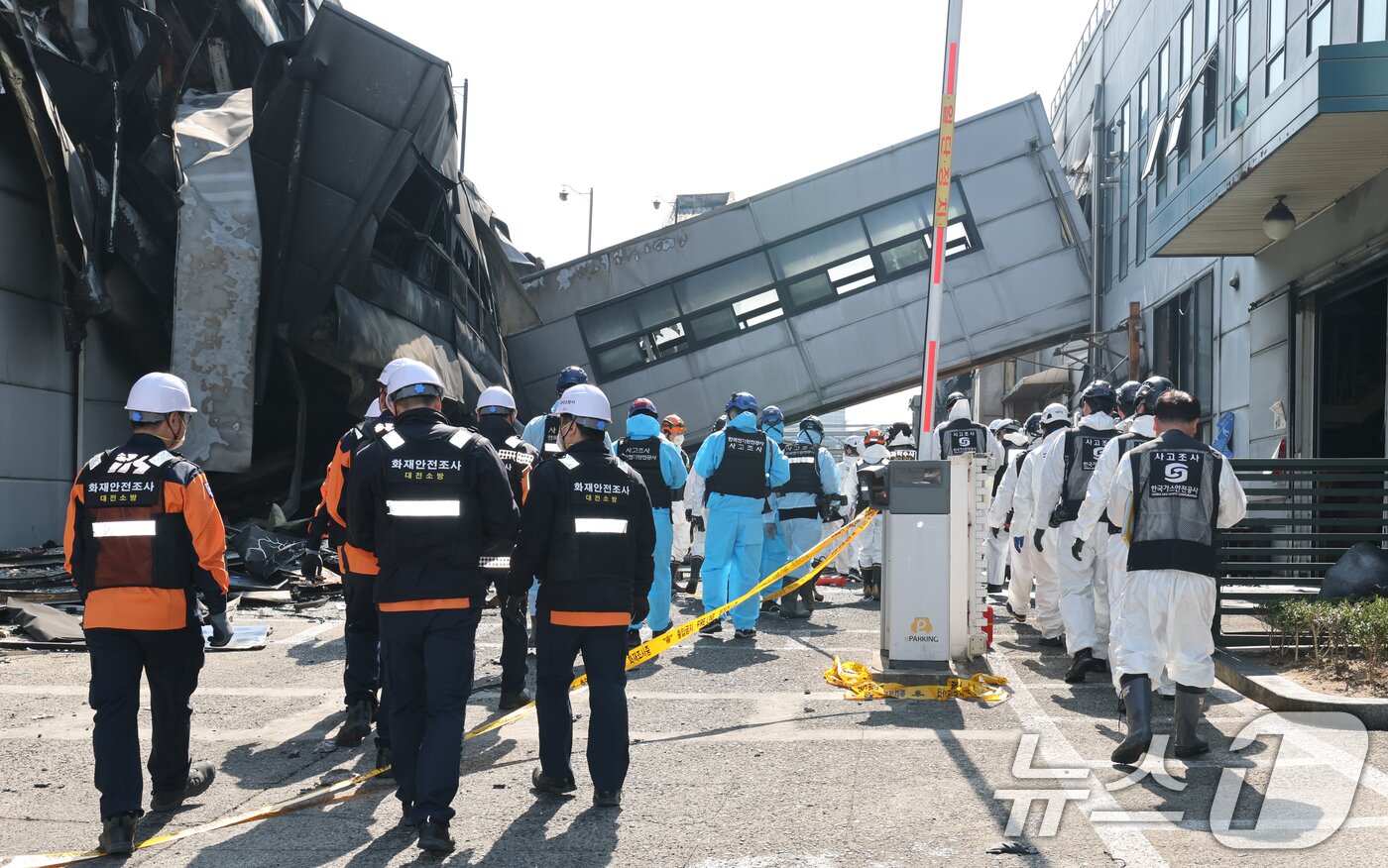 본문 이미지 - 74명의 인명피해가 발생한 대전 안전공업 화재와 관련해 23일 경찰과 소방, 고용노동부와 국립과학수사원 등 관계 기관이 합동 감식을 하고 있다. 2026.3.23 ⓒ 뉴스1 김기태 기자