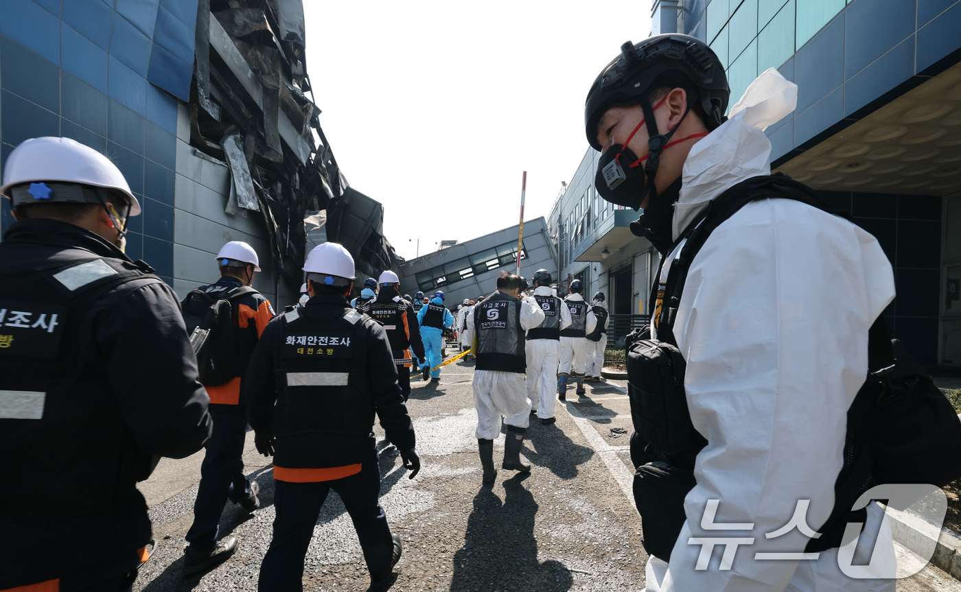 (대전=뉴스1) 김기태 기자 = 74명의 인명피해가 발생한 대전 안전공업 화재와 관련해 23일 경찰과 소방, 고용노동부와 국립과학수사원 등 관계 기관이 합동 감식을 하고 있다. 2 …