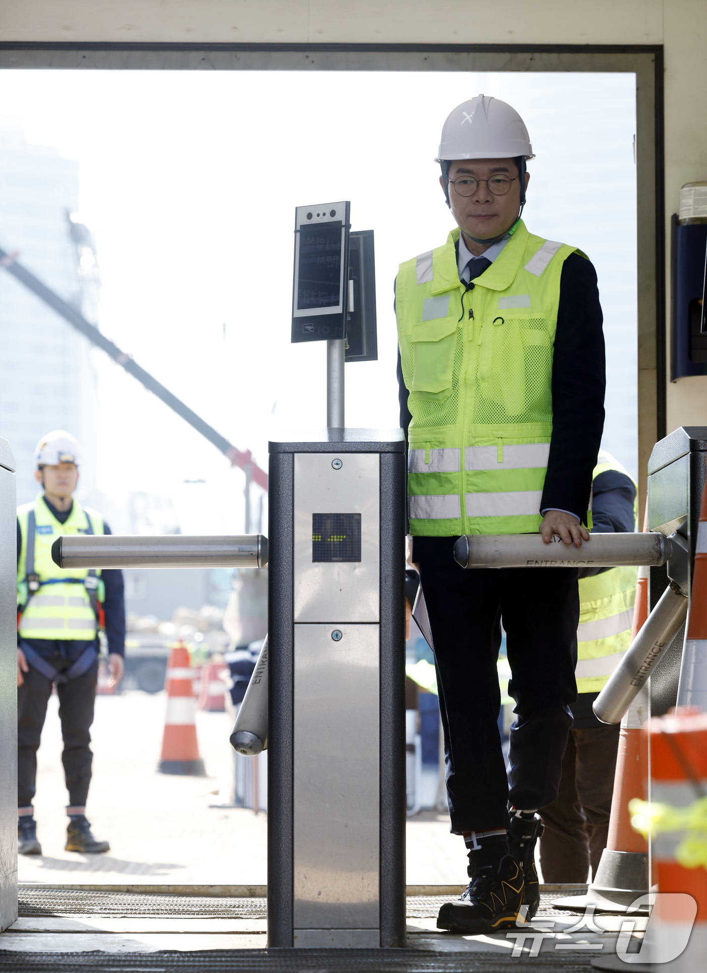 (서울=뉴스1) 박정호 기자 = 정원오 서울시장 예비후보가 23일 오전 서울시 강남구 삼성동 봉은사로 영동대로 복합개발 지하 공사 현장을 둘러본 후 안전 공약을 발표하기 위해 이동 …