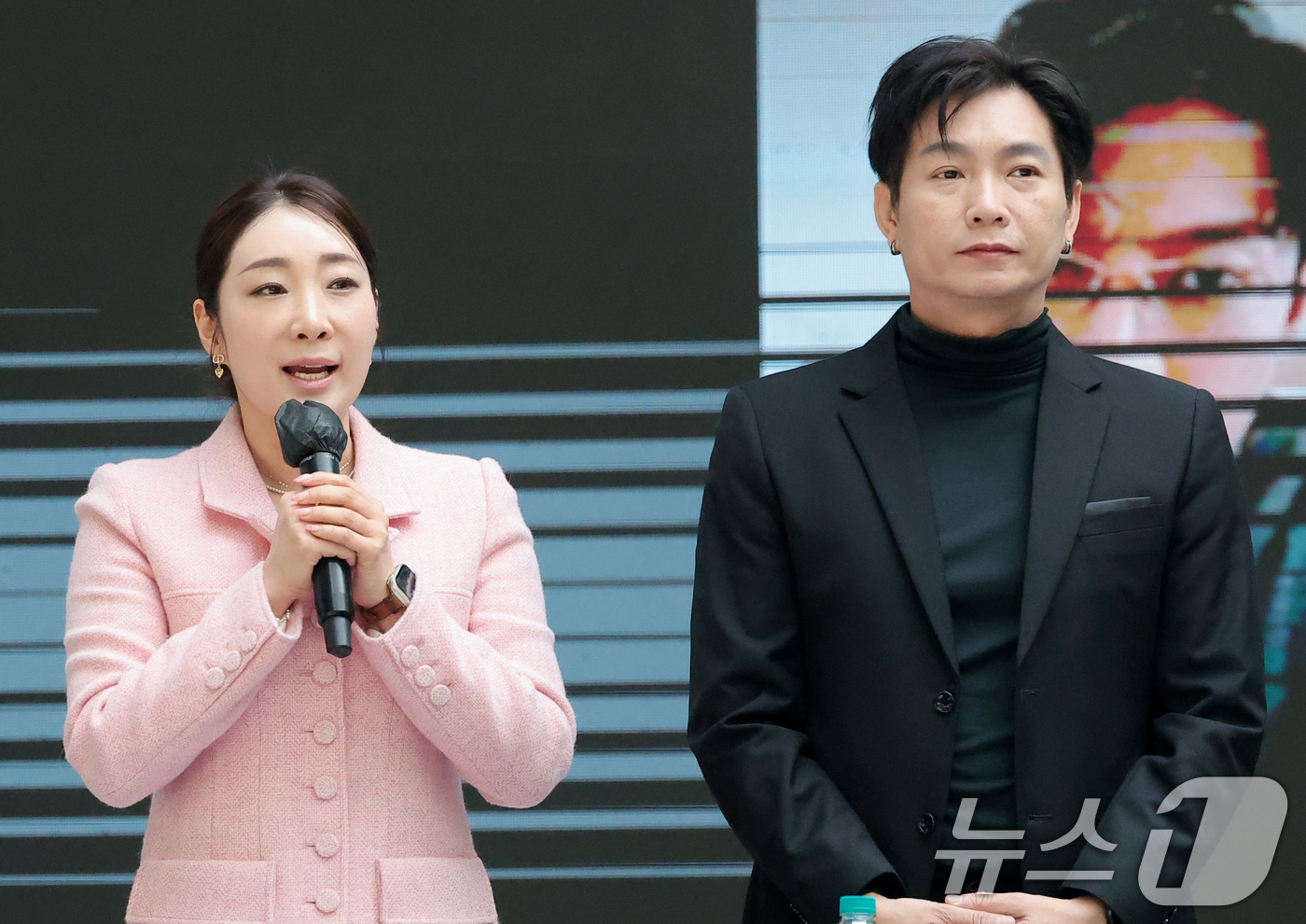 (서울=뉴스1) 권현진 기자 = 태국을 책임질 윤자빈 제이플랜 대표(왼쪽)가 23일 오전 서울 중구 크레스트72에서 열린 32개국 K팝 프로젝트 ‘클릭더스타’ 글로벌 파트너 계약 …