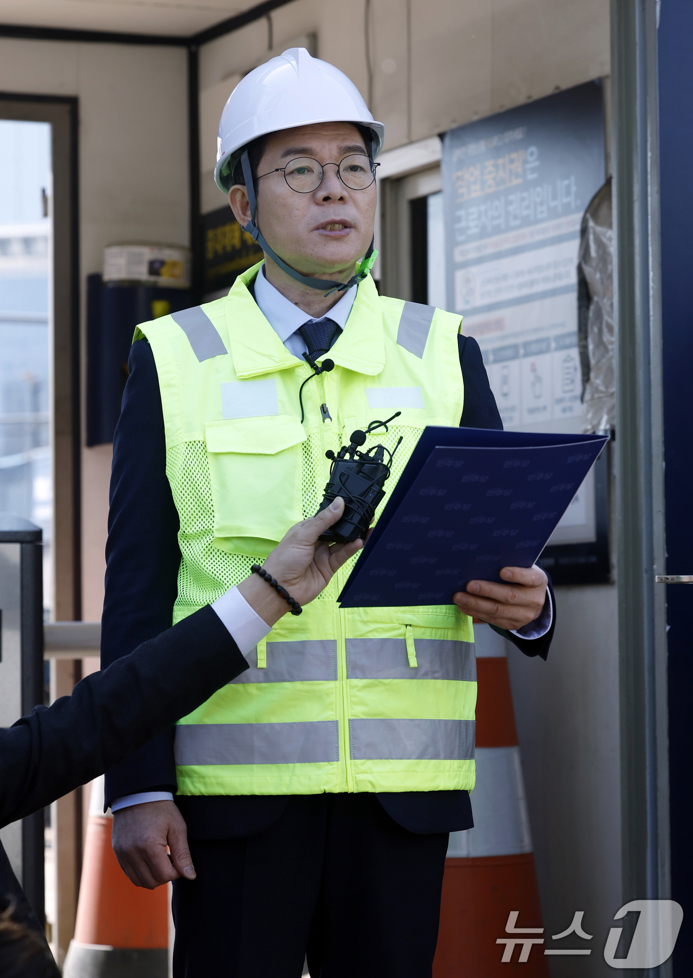 (서울=뉴스1) 박정호 기자 = 정원오 서울시장 예비후보가 23일 오전 서울시 강남구 삼성동 봉은사로 영동대로 복합개발 지하 공사 현장을 둘러본 후 안전 공약을 발표하고 있다. …