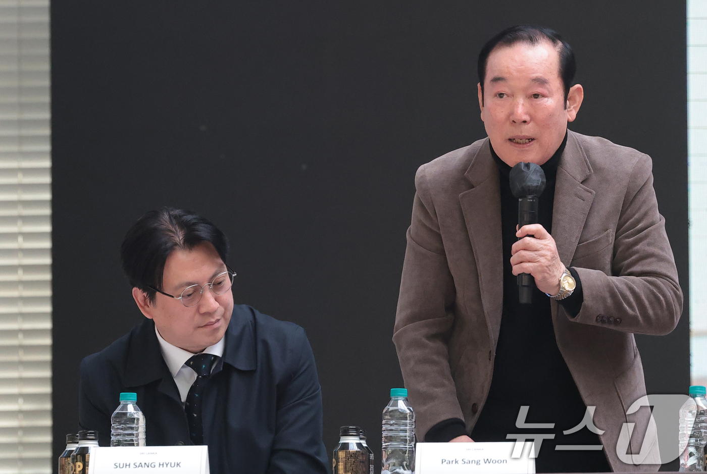 (서울=뉴스1) 권현진 기자 = 스리랑카를 책임질 박상운 MY HanKuk TV 회장(오른쪽)과 서상혁 대표가 23일 오전 서울 중구 크레스트72에서 열린 32개국 K팝 프로젝트 …