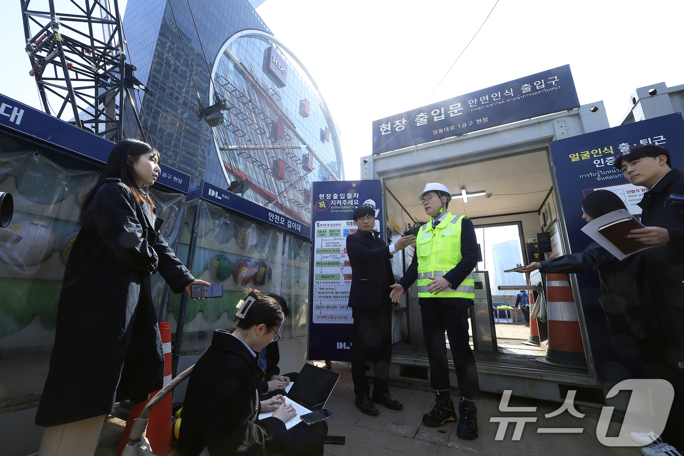 (서울=뉴스1) 박정호 기자 = 정원오 서울시장 예비후보가 23일 오전 서울시 강남구 삼성동 봉은사로 영동대로 복합개발 지하 공사 현장을 둘러본 후 취재진과 질의응답을 하고 있다. …