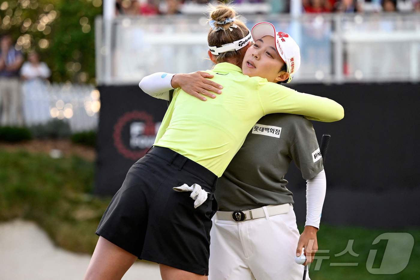 본문 이미지 - LPGA투어 포티넷 파운더스컵에서 우승한 김효주가 준우승자 넬리 코다(미국)와 포옹하고 있다. ⓒ AFP=뉴스1