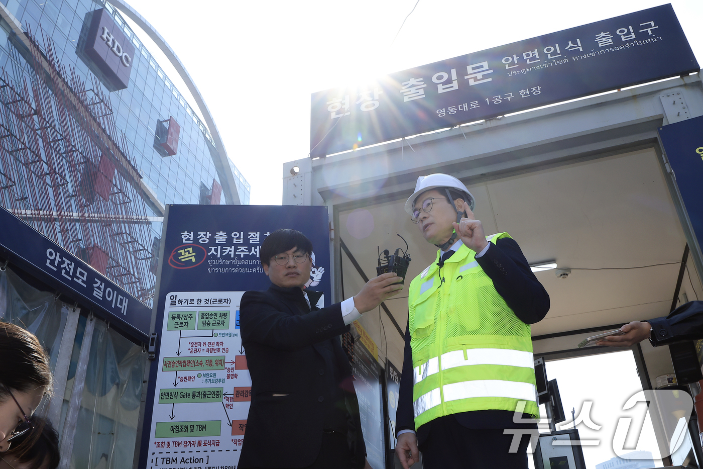 (서울=뉴스1) 박정호 기자 = 정원오 서울시장 예비후보가 23일 오전 서울시 강남구 삼성동 봉은사로 영동대로 복합개발 지하 공사 현장을 둘러본 후 취재진과 질의응답을 하고 있다. …