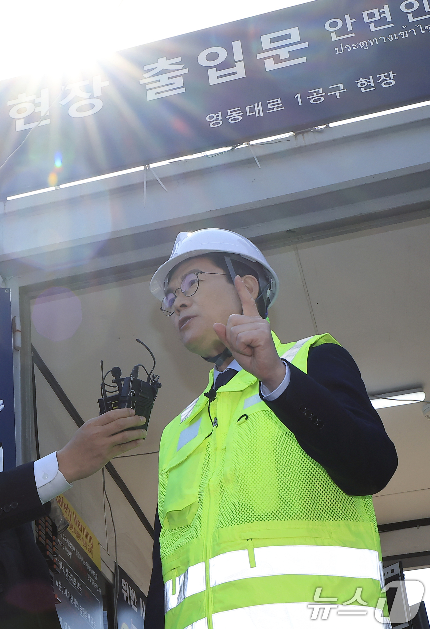 (서울=뉴스1) 박정호 기자 = 정원오 서울시장 예비후보가 23일 오전 서울시 강남구 삼성동 봉은사로 영동대로 복합개발 지하 공사 현장을 둘러본 후 취재진과 질의응답을 하고 있다. …