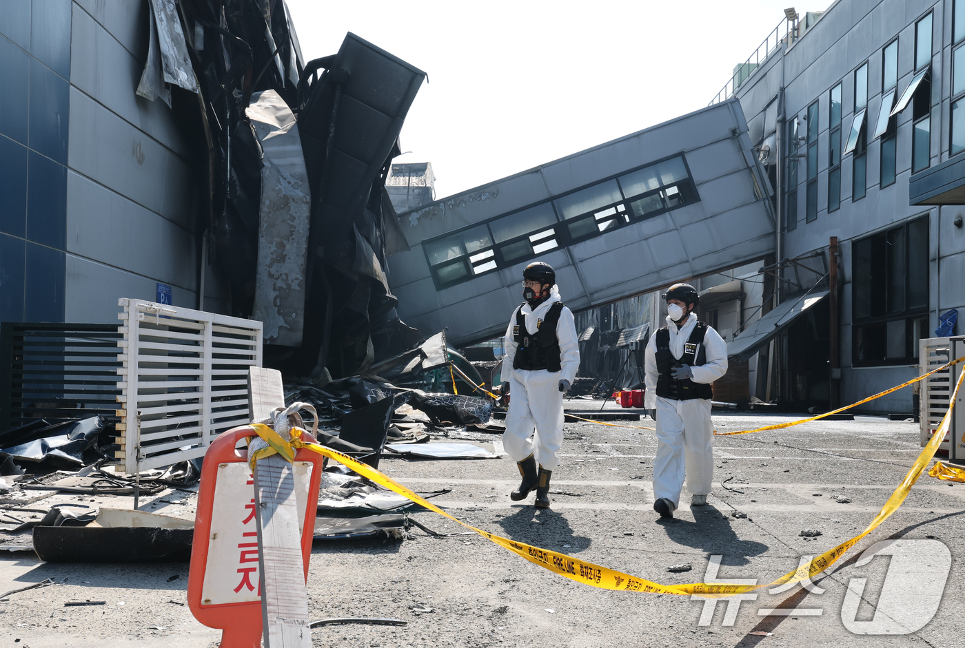 (대전=뉴스1) 김기태 기자 = 74명의 인명피해가 발생한 대전 안전공업 화재와 관련해 23일 경찰과 소방, 고용노동부와 국립과학수사원 등 관계 기관이 합동 감식을 하고 있다. 2 …
