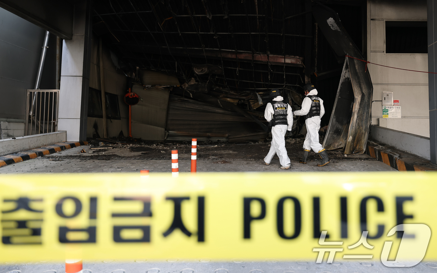 (대전=뉴스1) 김기태 기자 = 74명의 인명피해가 발생한 대전 안전공업 화재와 관련해 23일 경찰과 소방, 고용노동부와 국립과학수사원 등 관계 기관이 합동 감식을 하고 있다. 2 …