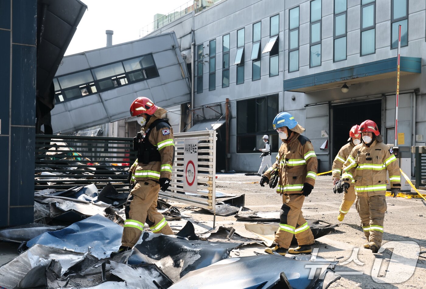 본문 이미지 - 74명의 인명피해가 발생한 대전 안전공업 화재와 관련해 23일 경찰과 소방, 고용노동부와 국립과학수사원 등 관계 기관이 합동 감식을 하고 있다. 2026.3.23 ⓒ 뉴스1 김기태 기자