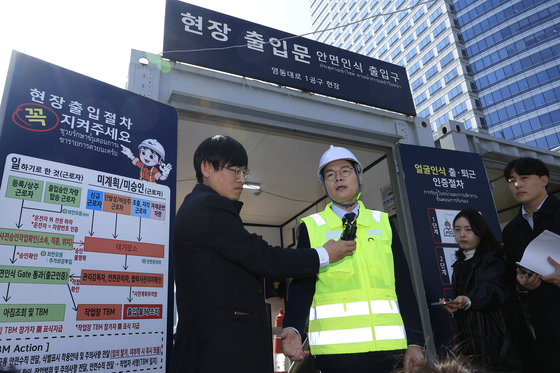 취재진 질문에 답하는 정원오 예비후보