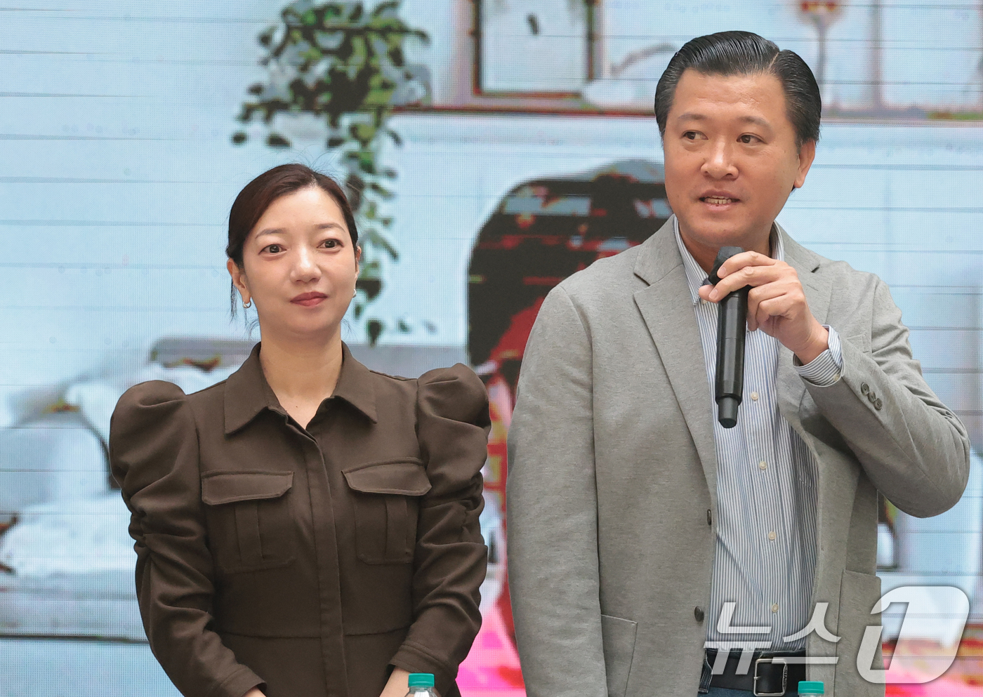 (서울=뉴스1) 권현진 기자 = 최윤성 V-코리아 부사장과 LE THANH TUNG(오른쪽)이 23일 오전 서울 중구 크레스트72에서 열린 32개국 K팝 프로젝트 ‘클릭더스타’ 글 …