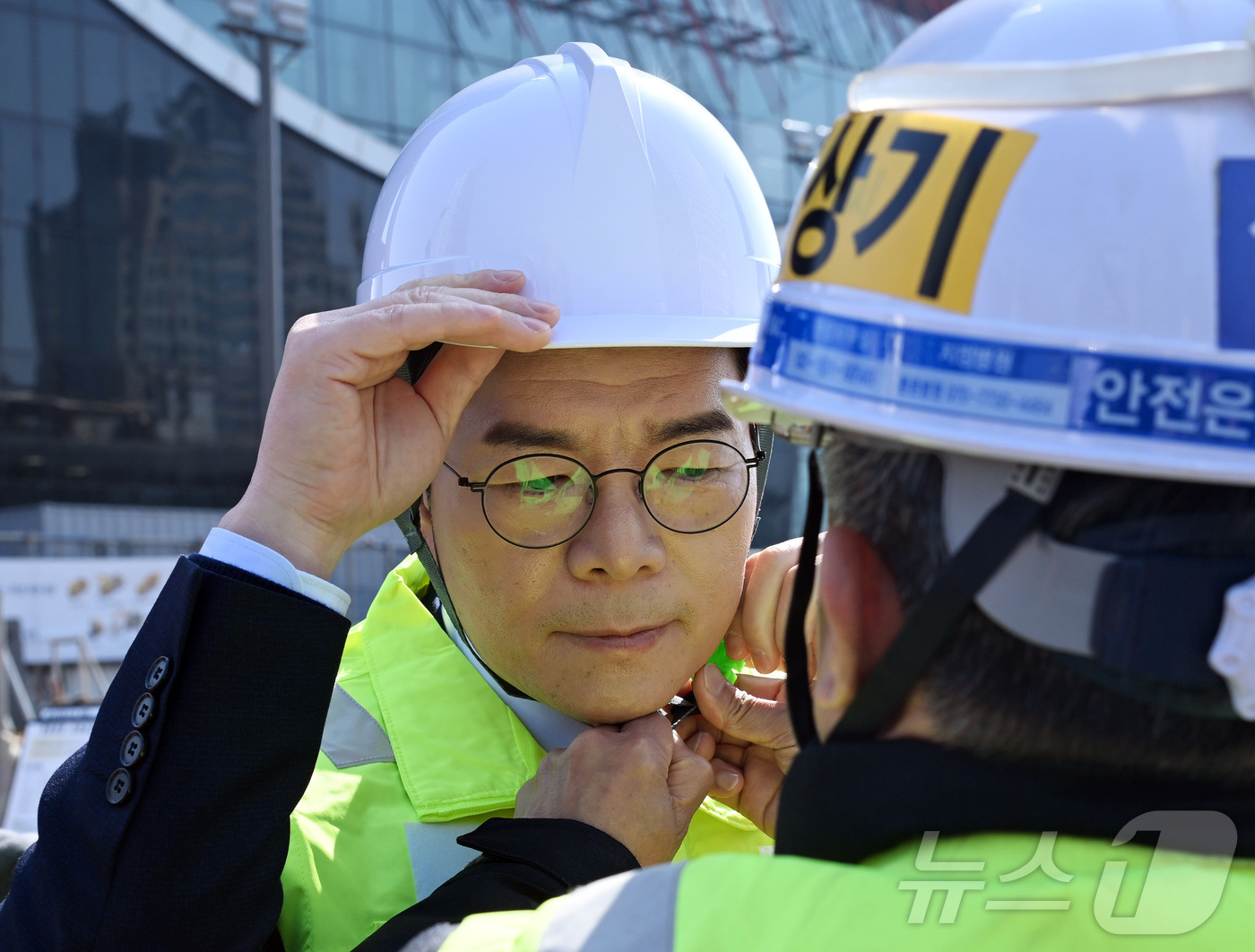 (서울=뉴스1) 박정호 기자 = 정원오 더불어민주당 서울시장 예비후보가 23일 '하나씩 안전 착착! 안전공약 발표'를 위해 서울 강남구 영동대로 복합개발 지하공사 현장을 찾아 안전 …