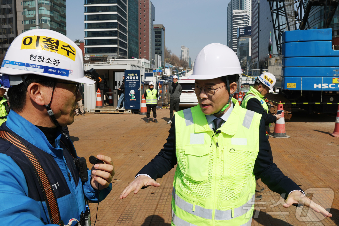 (서울=뉴스1) 박정호 기자 = 정원오 더불어민주당 서울시장 예비후보가 23일 오전 서울 강남구 영동대로 복합개발 지하공사 현장에서 '하나씩 안전 착착! 안전공약 발표'에 앞서 공 …
