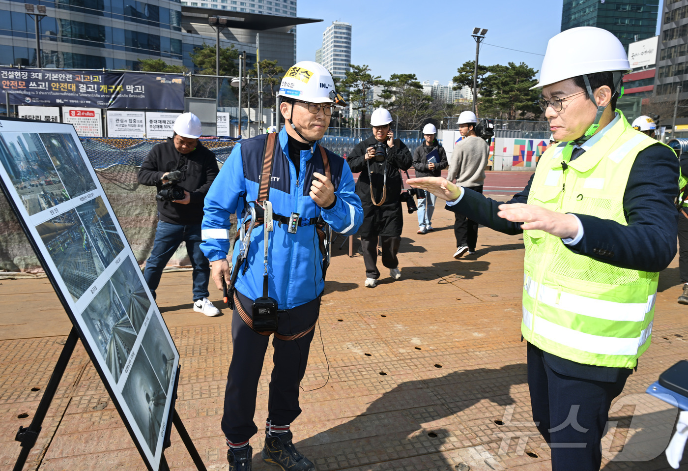 (서울=뉴스1) 박정호 기자 = 정원오 더불어민주당 서울시장 예비후보가 23일 '하나씩 안전 착착! 안전공약 발표'를 위해 서울 강남구 영동대로 복합개발 지하공사 현장을 찾아 관계 …