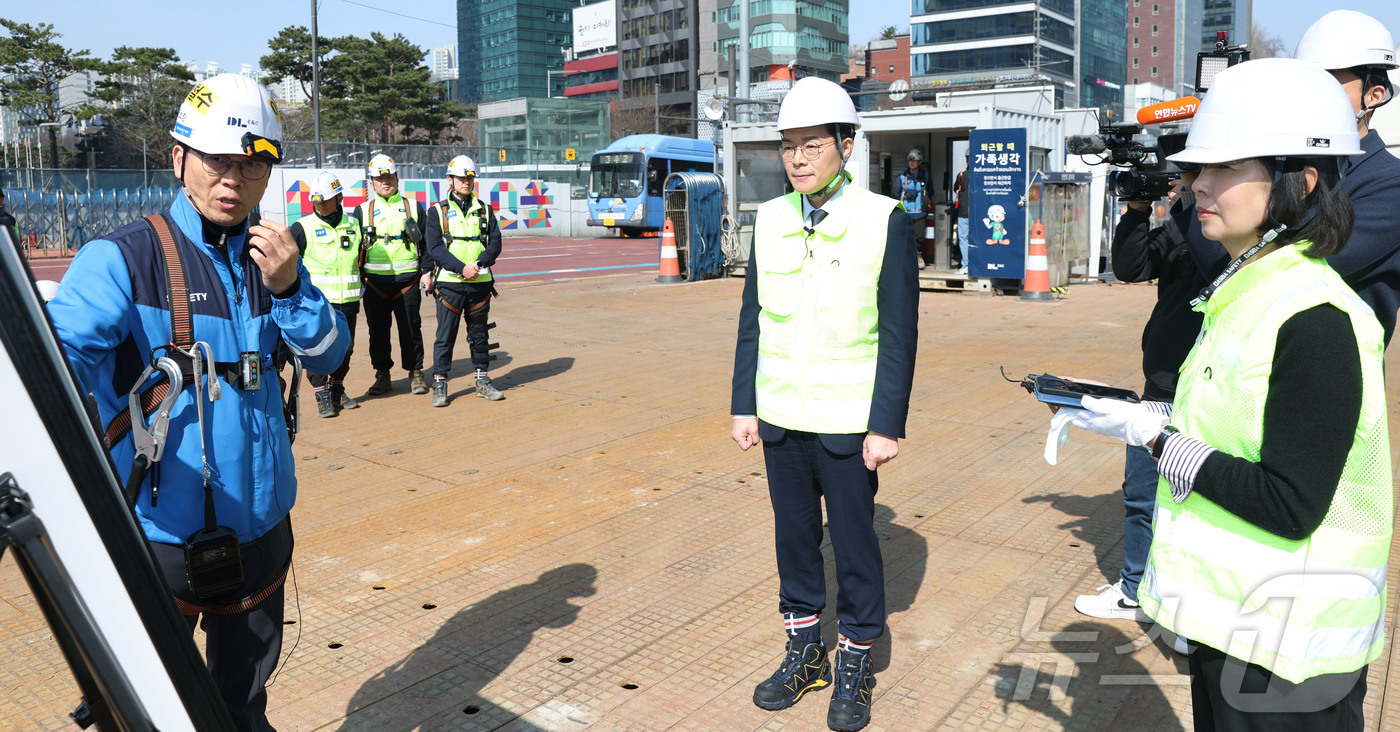(서울=뉴스1) 박정호 기자 = 정원오 더불어민주당 서울시장 예비후보가 23일 오전 서울 강남구 영동대로 복합개발 지하공사 현장에서 '하나씩 안전 착착! 안전공약 발표'에 앞서 공 …