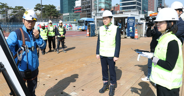 공사 브리핑 듣는 정원오 예비후보