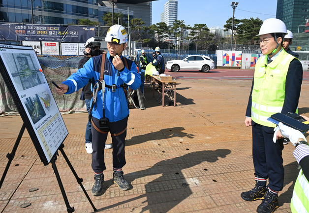 브리핑 듣는 정원오 서울시장 예비후보