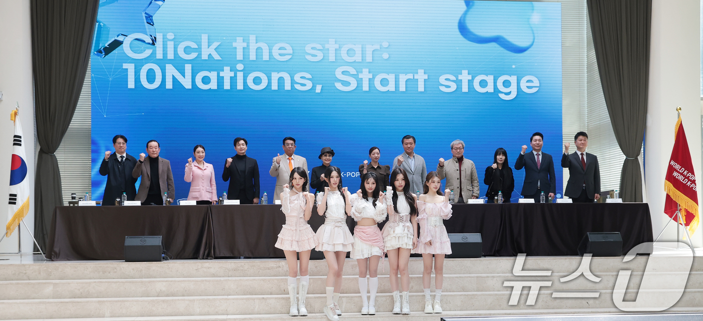 (서울=뉴스1) 권현진 기자 = 박성진 월드케이팝센터 대표(오른쪽)와 걸그룹 블링원(앞줄)을 비롯한 각 국 대표들이 23일 오전 서울 중구 크레스트72에서 열린 32개국 K팝 프로 …