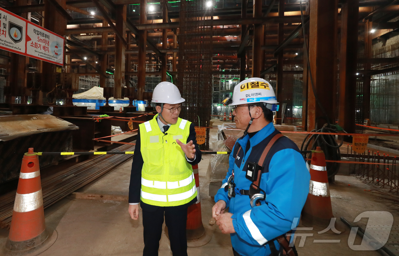 (서울=뉴스1) 박정호 기자 = 정원오 더불어민주당 서울시장 예비후보가 23일 오전 서울 강남구 영동대로 지하공간 복합개발 건설공사 현장을 방문, 1공구 현장을 둘러보고 있다. ( …