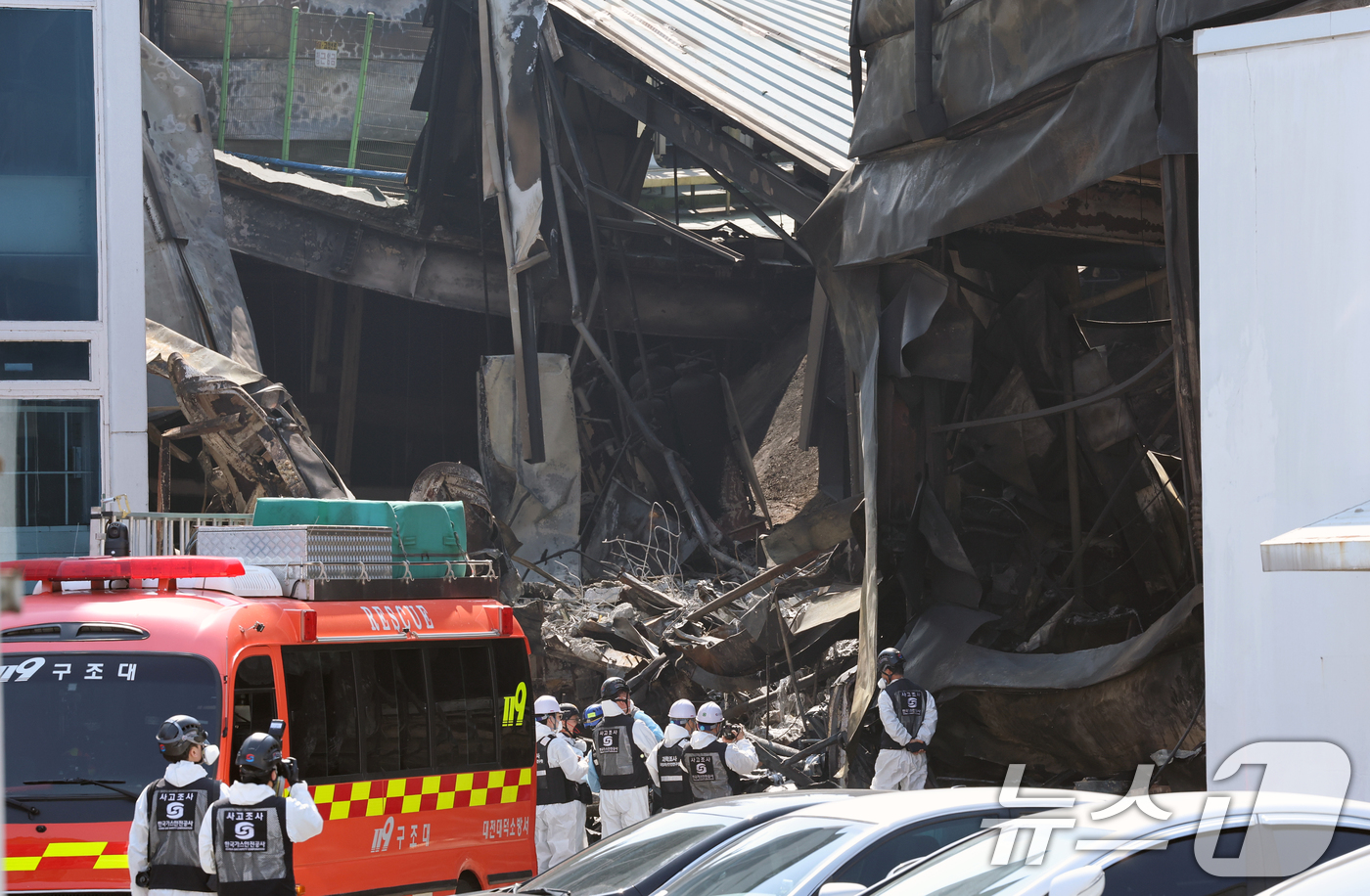 (대전=뉴스1) 김기태 기자 = 74명의 인명피해가 발생한 대전 안전공업 화재와 관련해 23일 경찰과 소방, 고용노동부와 국립과학수사원 등 관계 기관이 합동 감식을 하고 있다. 2 …