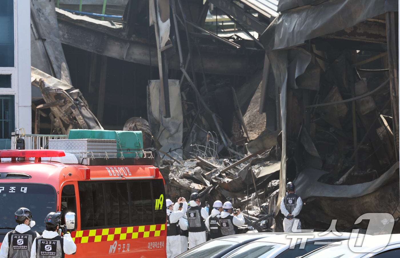 (대전=뉴스1) 김기태 기자 = 74명의 인명피해가 발생한 대전 안전공업 화재와 관련해 23일 경찰과 소방, 고용노동부와 국립과학수사원 등 관계 기관이 합동 감식을 하고 있다. 2 …